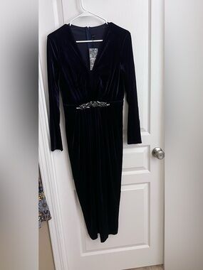 Elegant Black Velvet Evening Dress with Embellished Waist